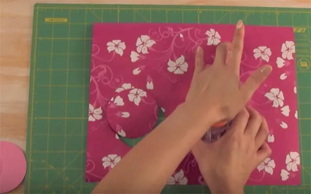 Cắt 2 hình tròn của tờ giấy trang trí Cắt 2 hình tròn của tờ giấy trang trí