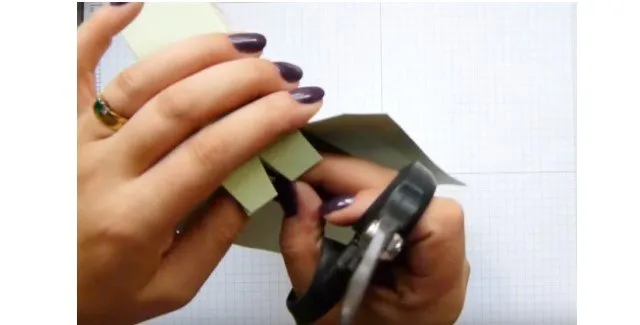 Bước 6 – Cắt vát hình tam giác nhỏ phần gờ mặt bên Bước 6 – Cắt vát hình tam giác nhỏ phần gờ mặt bên