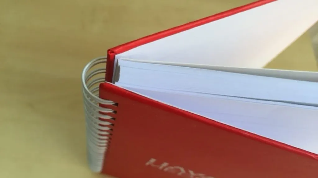 Sổ tay được làm từ chất liệu bìa giấy bồi