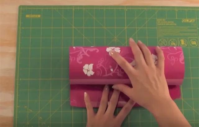 Dán giấy trang trí lên bìa hình trụ Dán giấy trang trí lên bìa hình trụ