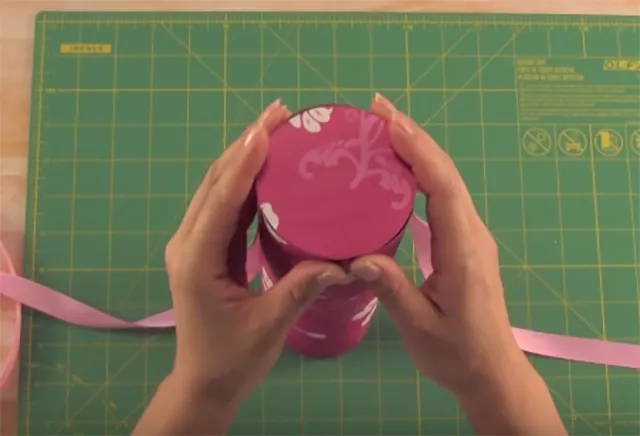 Dán hình tròn vừa rồi lên hộp trụ Dán hình tròn vừa rồi lên hộp trụ