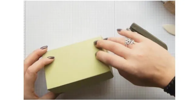 Bước 4: Dán keo vào mặt hộp Bước 4: Dán keo vào mặt hộp