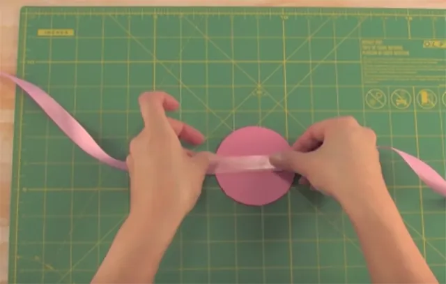 Dán ruy băng đã cắt lên hình tròn Dán ruy băng đã cắt lên hình tròn