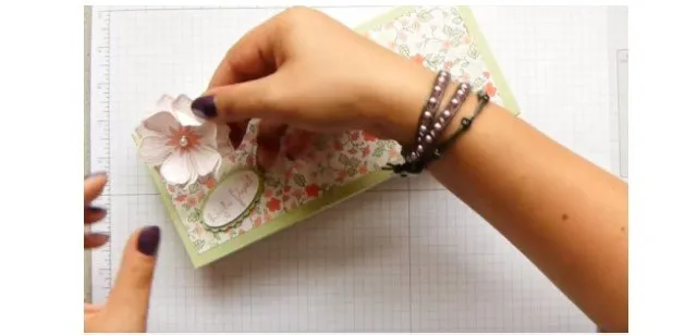 Bước 7 – Dán các vật trang trí lên mặt hộp Bước 7 – Dán các vật trang trí lên mặt hộp