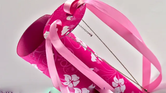 Gắn sợi dây chuyền vào cùng ruy băng Gắn sợi dây chuyền vào cùng ruy băng