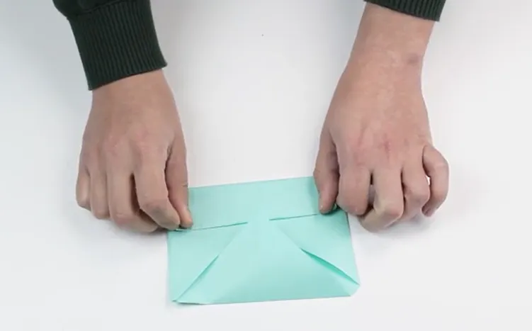 Gấp mép trên và dưới vào trong Gấp mép trên và dưới vào trong