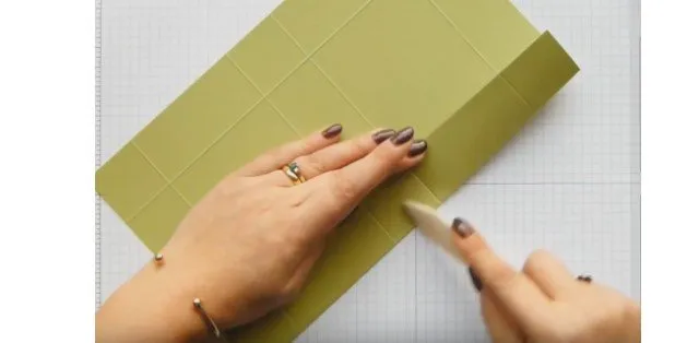 Bước 2 – Tạo nếp gấp bằng que dẹt Bước 2 – Tạo nếp gấp bằng que dẹt