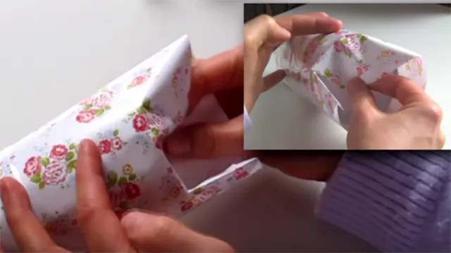 Gập góc của tờ giấy chéo sang 2 bên. Gập góc của tờ giấy chéo sang 2 bên.