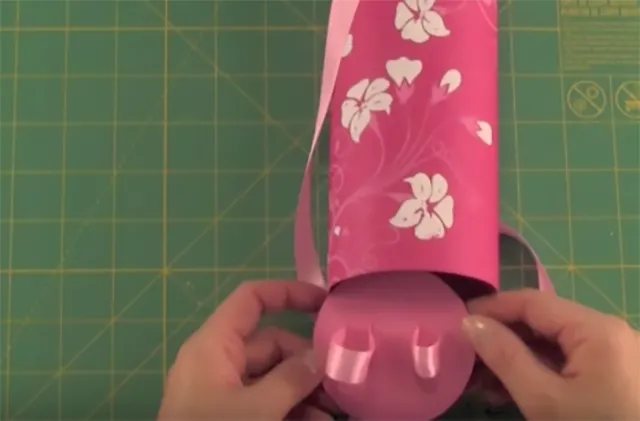 Luồn dây ruy băng vào hình tròn