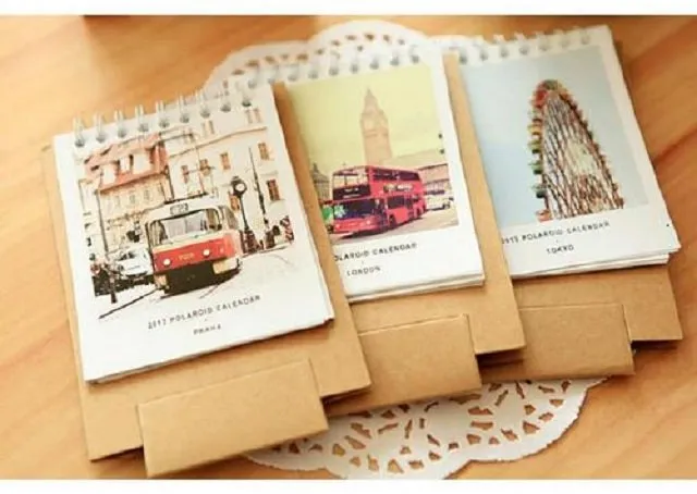 Lịch handmade để bàn được làm từ bìa cứng và tranh ảnh theo phong cách vintage Lịch handmade để bàn được làm từ bìa cứng và tranh ảnh theo phong cách vintage