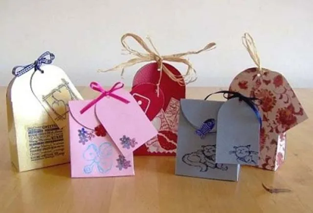 Mẫu túi giấy đựng quà nhỏ xinh kèm tấm thiệp có gắn nơ bên ngoài Mẫu túi giấy đựng quà nhỏ xinh kèm tấm thiệp có gắn nơ bên ngoài