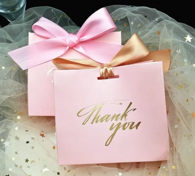 Mẫu túi giấy màu hồng nhẹ nhàng cùng dòng chữ “Thank you” phun nhũ sang trọng Mẫu túi giấy màu hồng nhẹ nhàng cùng dòng chữ “Thank you” phun nhũ sang trọng