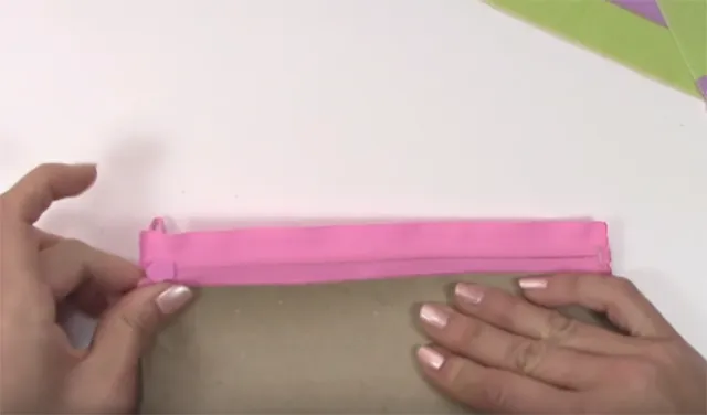 Phết keo lên giấy Phết keo lên giấy