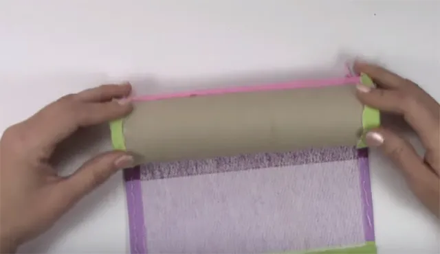 Phết keo tiếp vào 2 đầu hình hộp bút Phết keo tiếp vào 2 đầu hình hộp bút