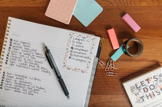 Sổ tay thần thánh ghi lại những từ vựng mới