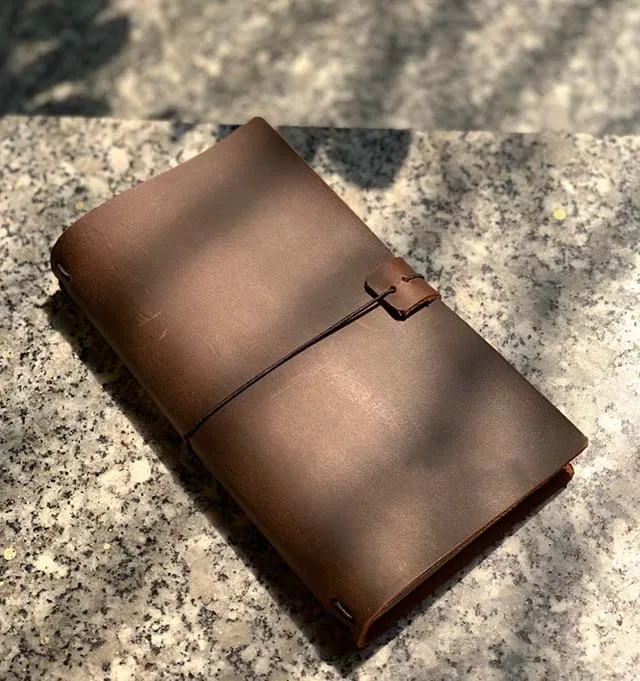 Sổ tay handmade được làm từ giấy Kraft với phần da chật màu nâu ấn tượng Sổ tay handmade được làm từ giấy Kraft với phần da chật màu nâu ấn tượng