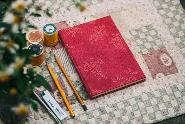 Sổ tay Kraft bìa vải màu đỏ với hoa văn nổi vô cùng ấn tượng, độc đáo Sổ tay Kraft bìa vải màu đỏ với hoa văn nổi vô cùng ấn tượng, độc đáo