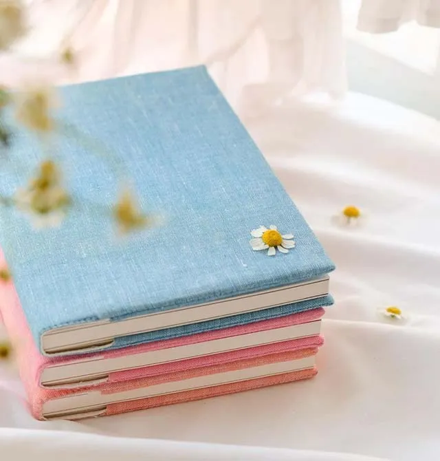 Những cuốn sổ handmade bìa vải với nhiều màu sắc Những cuốn sổ handmade bìa vải với nhiều màu sắc