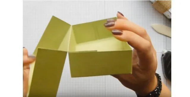 Bước 5: Sử dụng máy dập cắt tạo hình tròn giữa nắp hộp Bước 5: Sử dụng máy dập cắt tạo hình tròn giữa nắp hộp