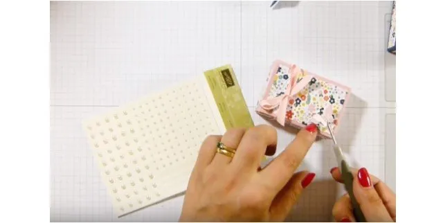 Bước 7 – Tạo cánh bướm trang trí Bước 7 – Tạo cánh bướm trang trí