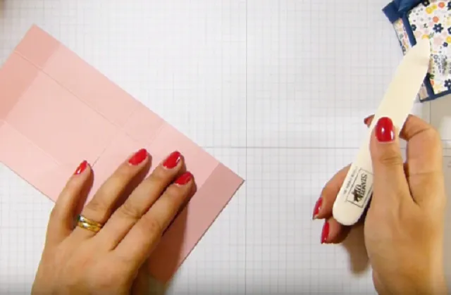 Bước 2 – Tạo nếp trên giấy Bước 2 – Tạo nếp trên giấy