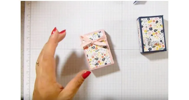 Bước 6: Thắt nơ trang trí hộp Bước 6: Thắt nơ trang trí hộp