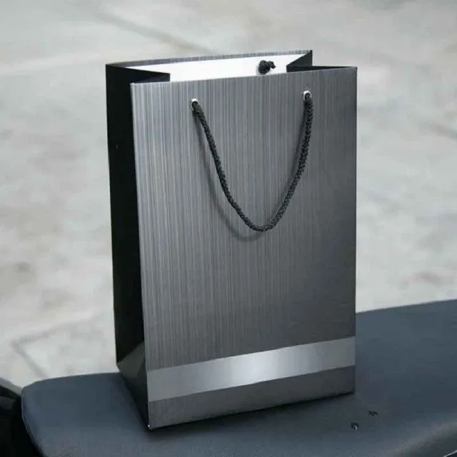 Mẫu túi giấy đựng quà màu đen xám đơn giản nhưng lại thể hiện được đẳng cấp và sự sang trọng Mẫu túi giấy đựng quà màu đen xám đơn giản nhưng lại thể hiện được đẳng cấp và sự sang trọng