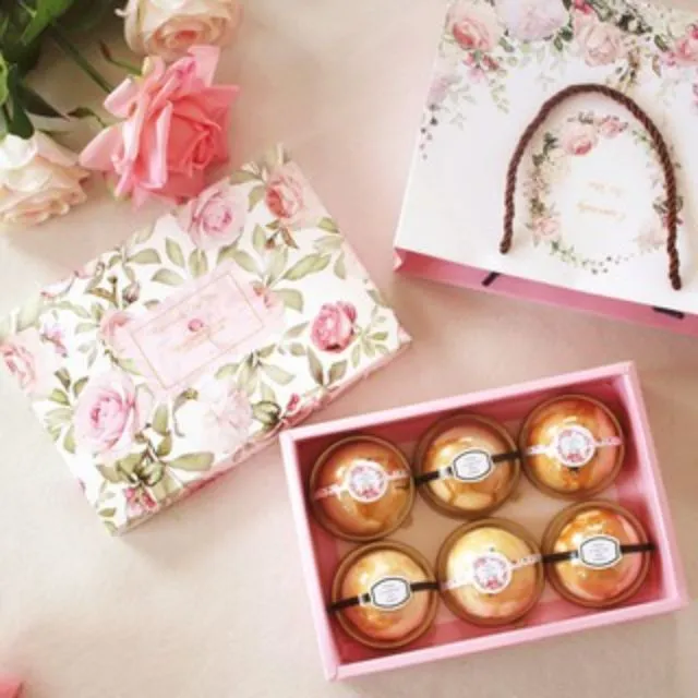 Túi giấy đựng quà trung thu trang nhã, tinh tế, đồng nhất từ sản phẩm đến túi và hộp đựng Túi giấy đựng quà trung thu trang nhã, tinh tế, đồng nhất từ sản phẩm đến túi và hộp đựng